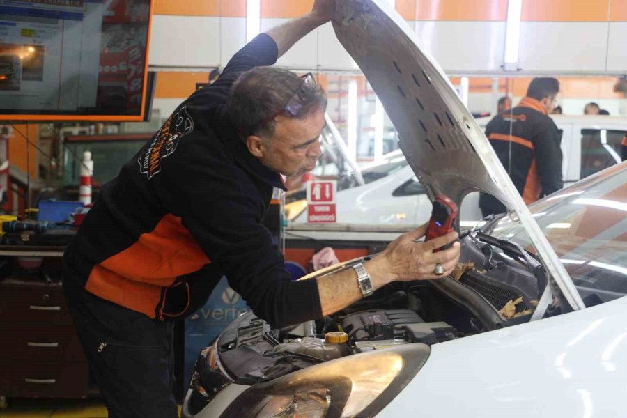 Hava Yastıkları Silikonlu, 11 Değişik Parçayla Toplanan Otomobil Pes Dedirtti