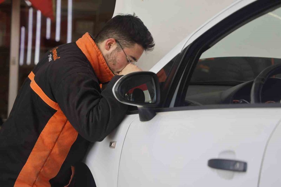 Hava Yastıkları Silikonlu, 11 Değişik Parçayla Toplanan Otomobil Pes Dedirtti