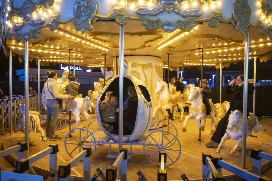 Mersin’de Yılbaşı Pazarı Işıl Işıl Coşkuyla Kapılarını Açtı