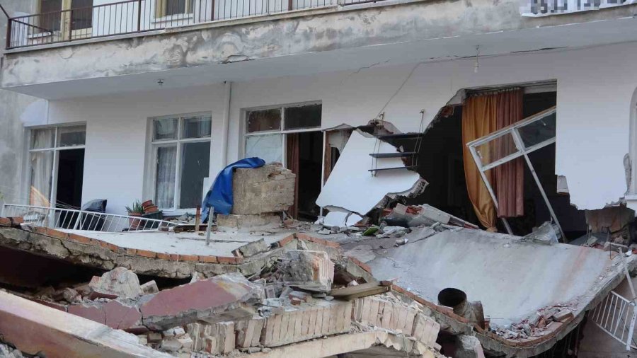 Bina Yıkımı Sırasında Bitişik Bina Zarar Gördü, Facia Ucuz Atlatıldı