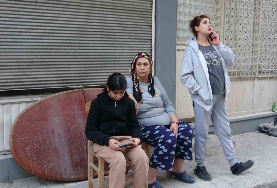 Bina Yıkımı Sırasında Bitişik Bina Zarar Gördü, Facia Ucuz Atlatıldı