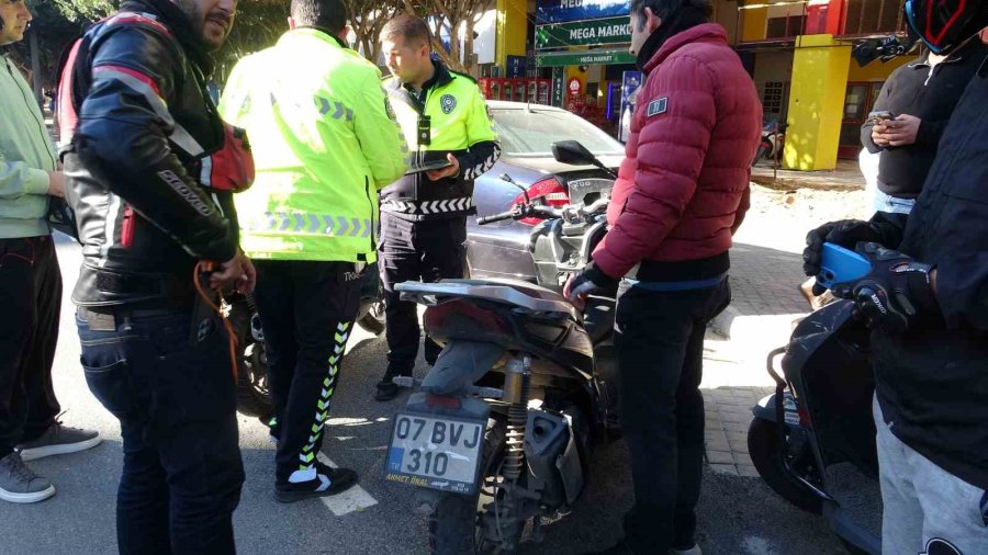 Kavşak Sisteminde Çarpışan İki Motosikletin Sürücüleri Yaralandı