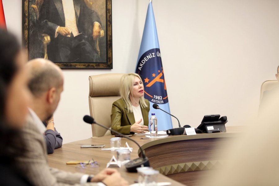 Akdeniz Üniversitesi’nde Başarılı Akademisyenler Ödüllendirildi