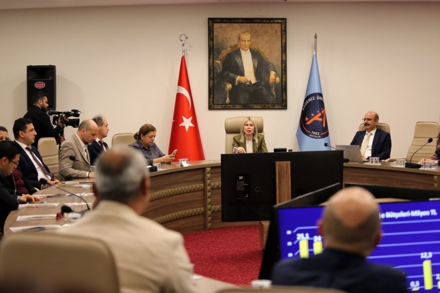 Akdeniz Üniversitesi’nde Başarılı Akademisyenler Ödüllendirildi