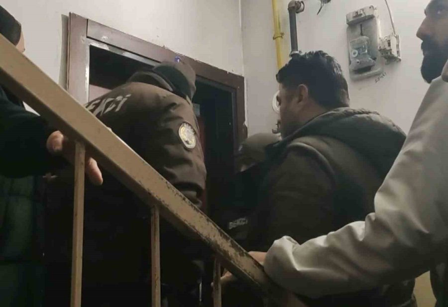 Üçüncü Kattan İkinci Katın Balkonuna Düşen Çocuk Ağır Yaralandı