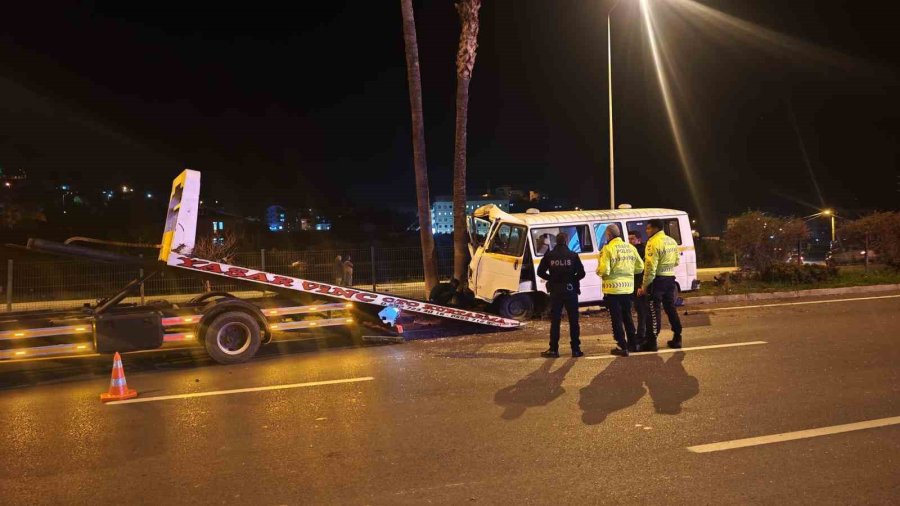 Minibüs Refüje Çıktı: Alkollü Sürücü Yaralandı