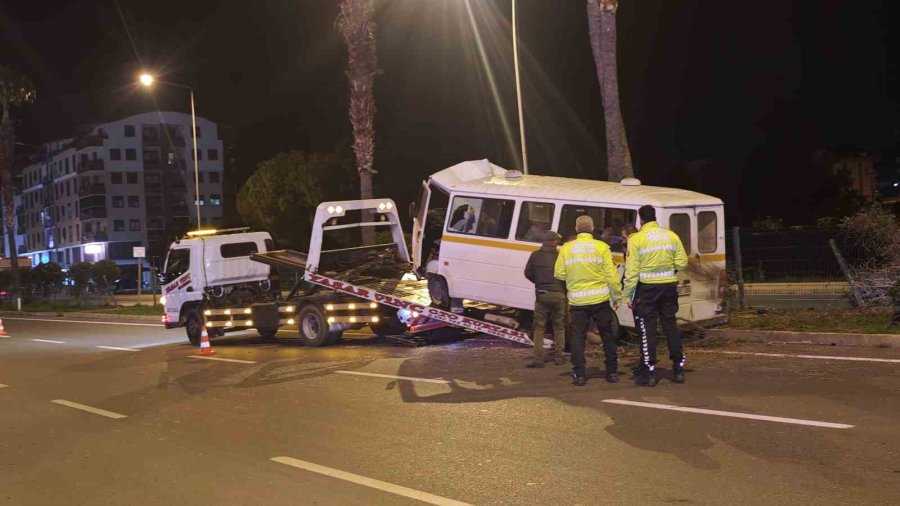 Minibüs Refüje Çıktı: Alkollü Sürücü Yaralandı