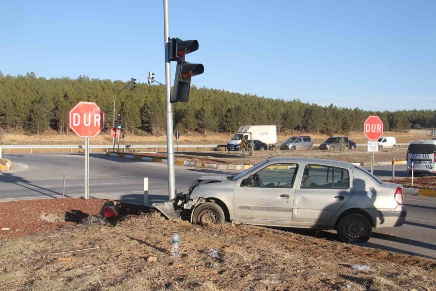 Otomobil Trafik Işığı Direğine Çarptı: 2 Yaralı