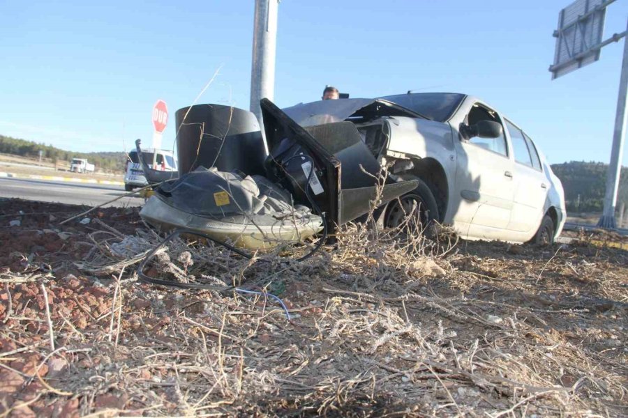 Otomobil Trafik Işığı Direğine Çarptı: 2 Yaralı