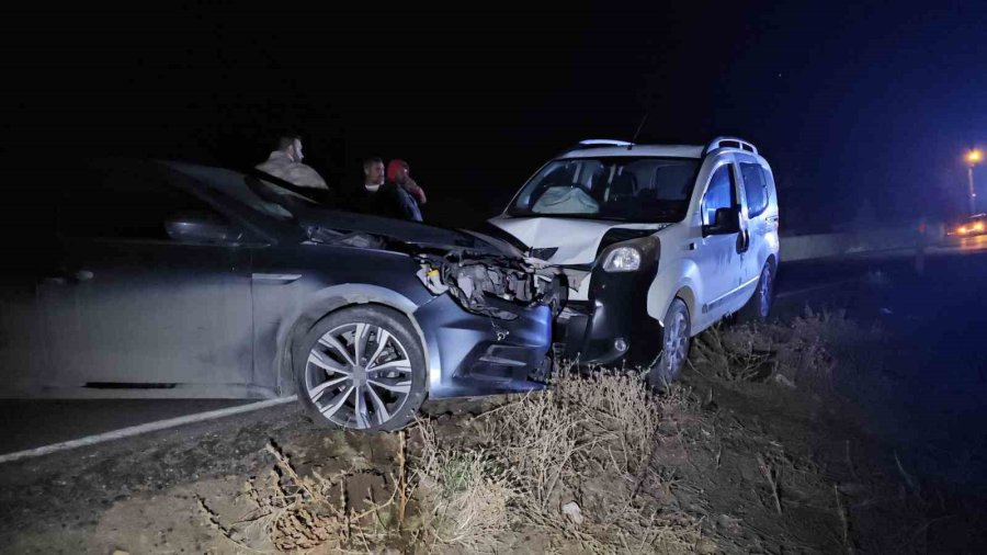 Konya’da Otomobil İle Hafif Ticari Araç Çarpıştı: 8 Yaralı