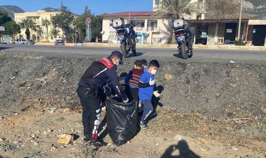 Öğrenciler Sahilde Temizlik Yaptı