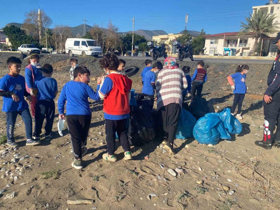 Öğrenciler Sahilde Temizlik Yaptı