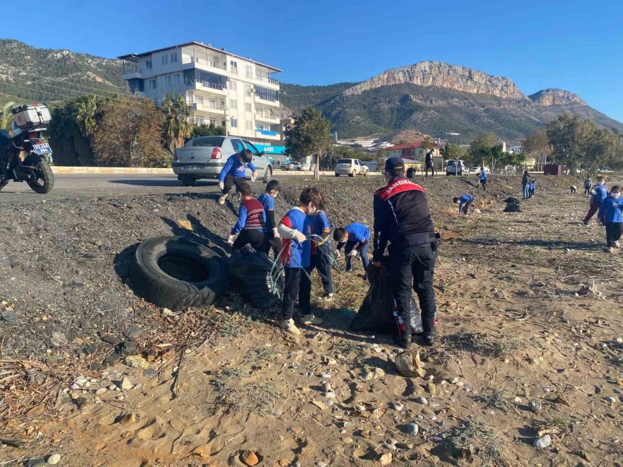 Öğrenciler Sahilde Temizlik Yaptı