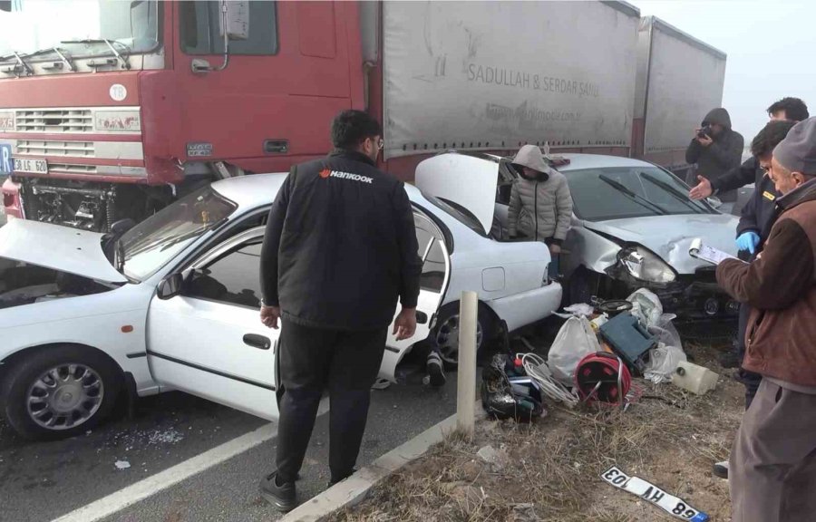 Aksaray’da 5 Araçlı Zincirleme ’sis’ Kazası: 1 Yaralı