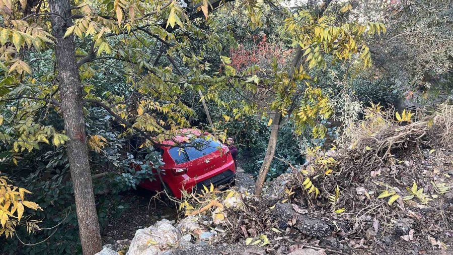 Alanya’da Dsi’ye Ait Sulama Borusu Patladı, Park Halindeki Otomobil Suyla Birlikte Portakal Bahçesine Sürüklendi