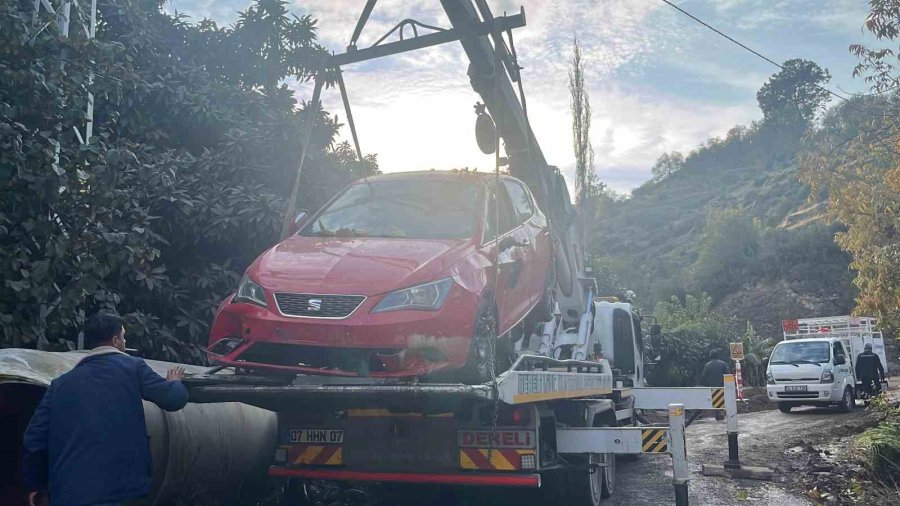 Alanya’da Dsi’ye Ait Sulama Borusu Patladı, Park Halindeki Otomobil Suyla Birlikte Portakal Bahçesine Sürüklendi