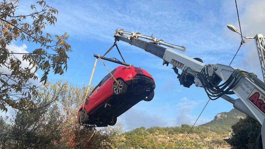 Alanya’da Dsi’ye Ait Sulama Borusu Patladı, Park Halindeki Otomobil Suyla Birlikte Portakal Bahçesine Sürüklendi