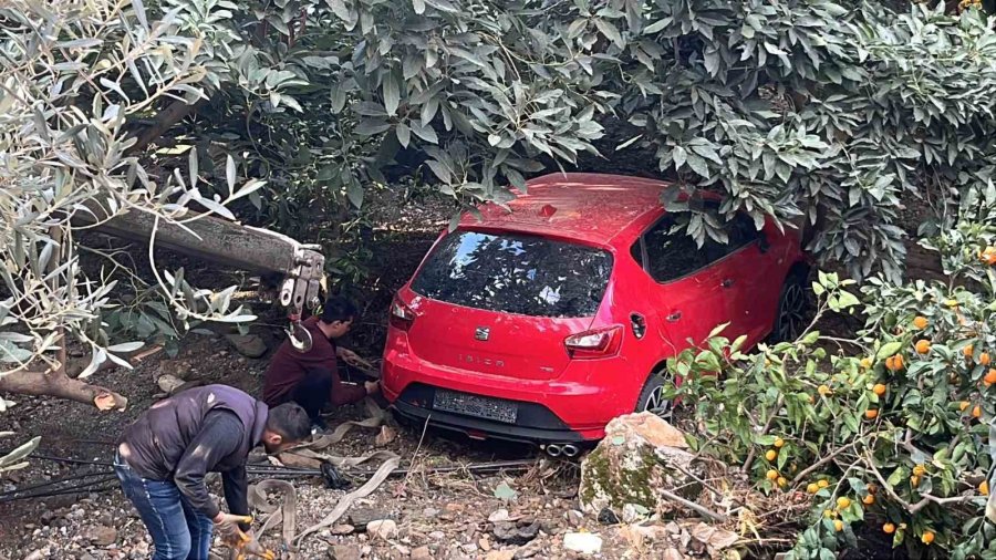 Alanya’da Dsi’ye Ait Sulama Borusu Patladı, Park Halindeki Otomobil Suyla Birlikte Portakal Bahçesine Sürüklendi