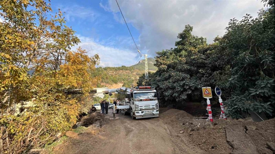 Alanya’da Dsi’ye Ait Sulama Borusu Patladı, Park Halindeki Otomobil Suyla Birlikte Portakal Bahçesine Sürüklendi