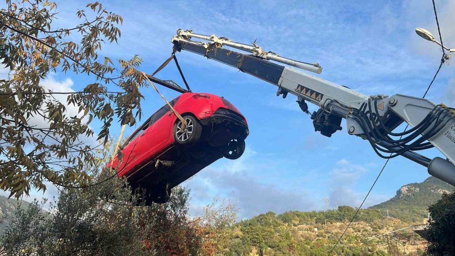 Alanya’da Dsi’ye Ait Sulama Borusu Patladı, Park Halindeki Otomobil Suyla Birlikte Portakal Bahçesine Sürüklendi