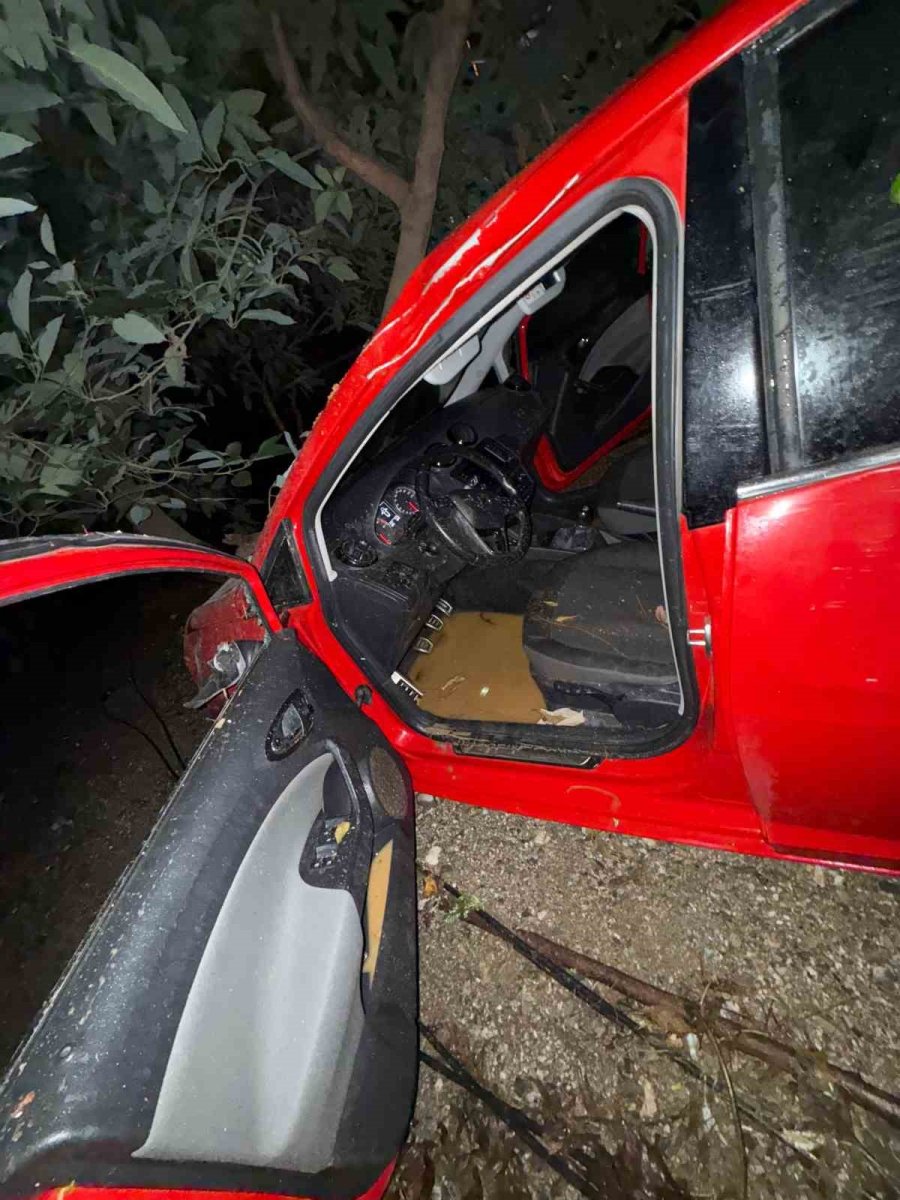 Alanya’da Dsi’ye Ait Sulama Borusu Patladı, Park Halindeki Otomobil Suyla Birlikte Portakal Bahçesine Sürüklendi