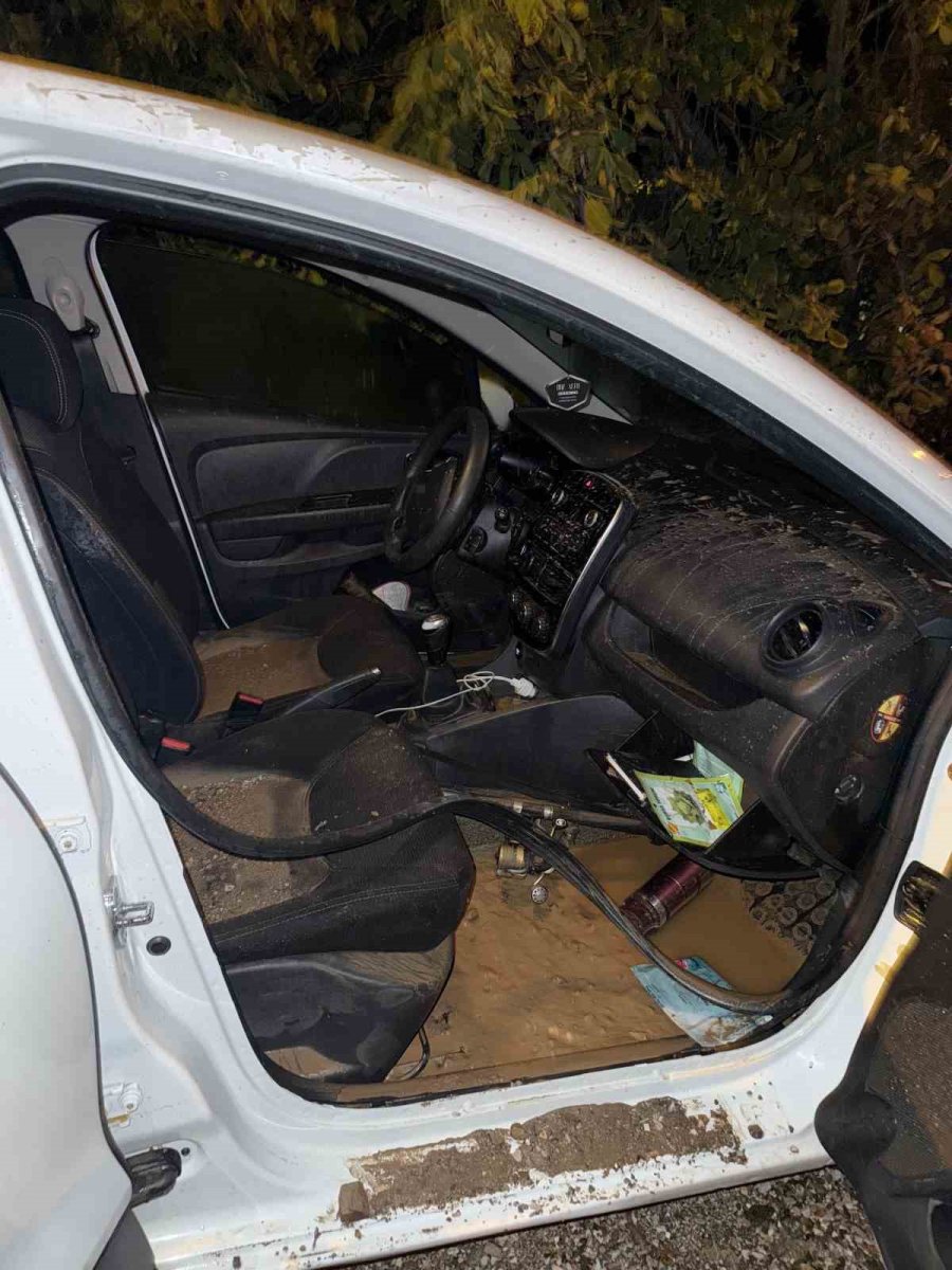 Alanya’da Dsi’ye Ait Sulama Borusu Patladı, Park Halindeki Otomobil Suyla Birlikte Portakal Bahçesine Sürüklendi