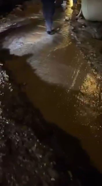 Alanya’da Dsi’ye Ait Sulama Borusu Patladı, Park Halindeki Otomobil Suyla Birlikte Portakal Bahçesine Sürüklendi