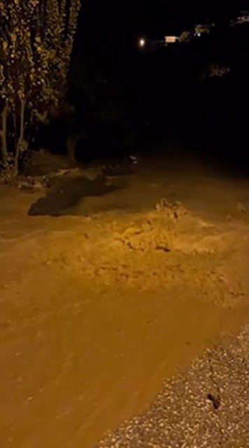 Alanya’da Dsi’ye Ait Sulama Borusu Patladı, Park Halindeki Otomobil Suyla Birlikte Portakal Bahçesine Sürüklendi