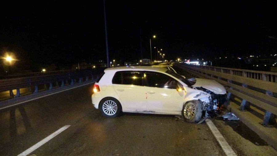 Otomobil Bariyerlere Çarptı: 2 Yaralı