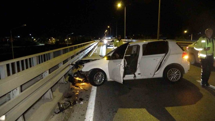 Otomobil Bariyerlere Çarptı: 2 Yaralı