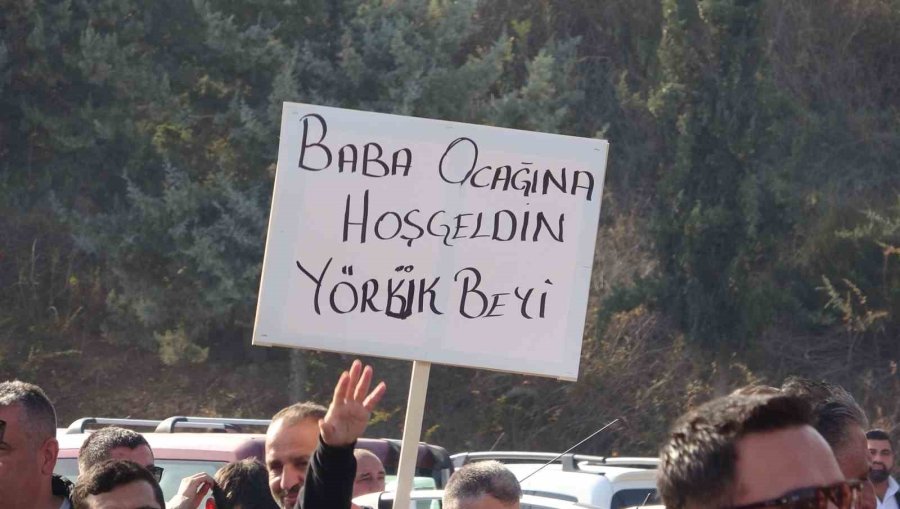 Chp’den İstifa Eden Çakır Memleketi Mersin’de Coşkuyla Karşılandı