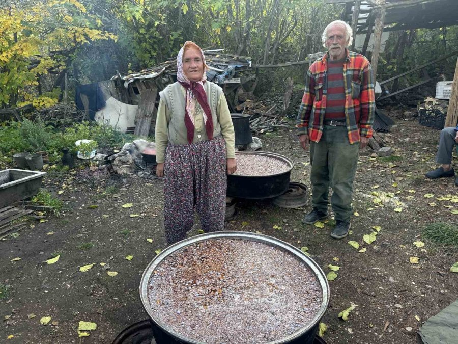 Topladıkları Kozalakları Kızgın Ateşte Saatlerce Kaynatarak Şifa Deposuna Dönüştürüyorlar