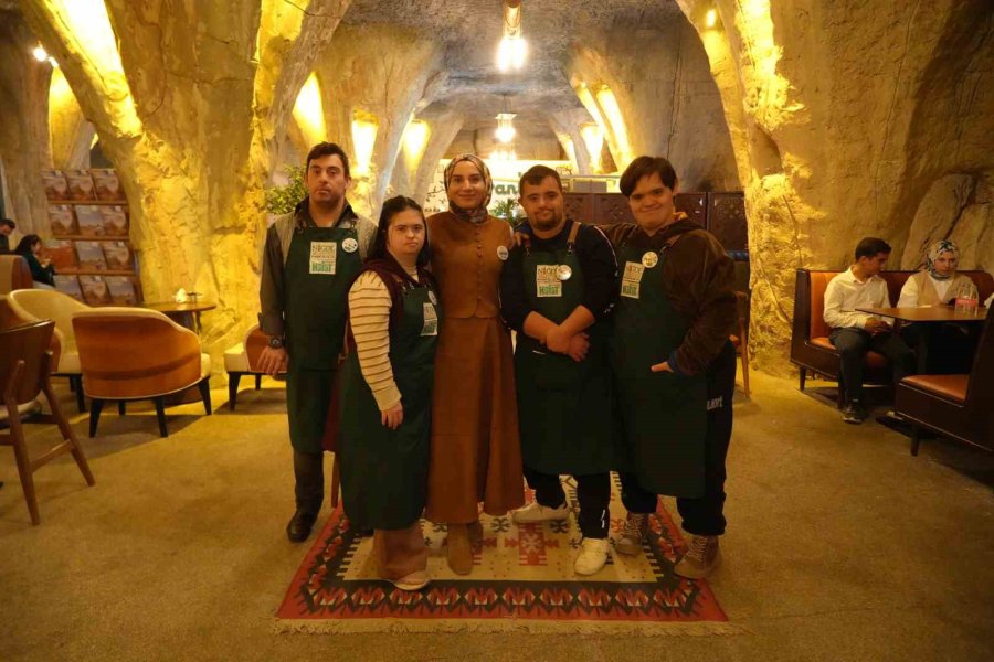 Bu Kafede Sonsuz Sevgi Var