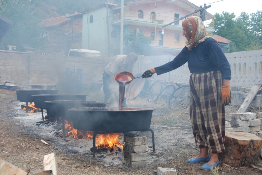 Topladıkları Kozalakları Kızgın Ateşte Saatlerce Kaynatarak Şifa Deposuna Dönüştürüyorlar