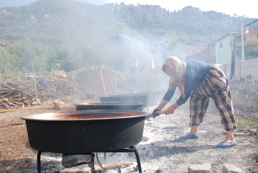 Topladıkları Kozalakları Kızgın Ateşte Saatlerce Kaynatarak Şifa Deposuna Dönüştürüyorlar