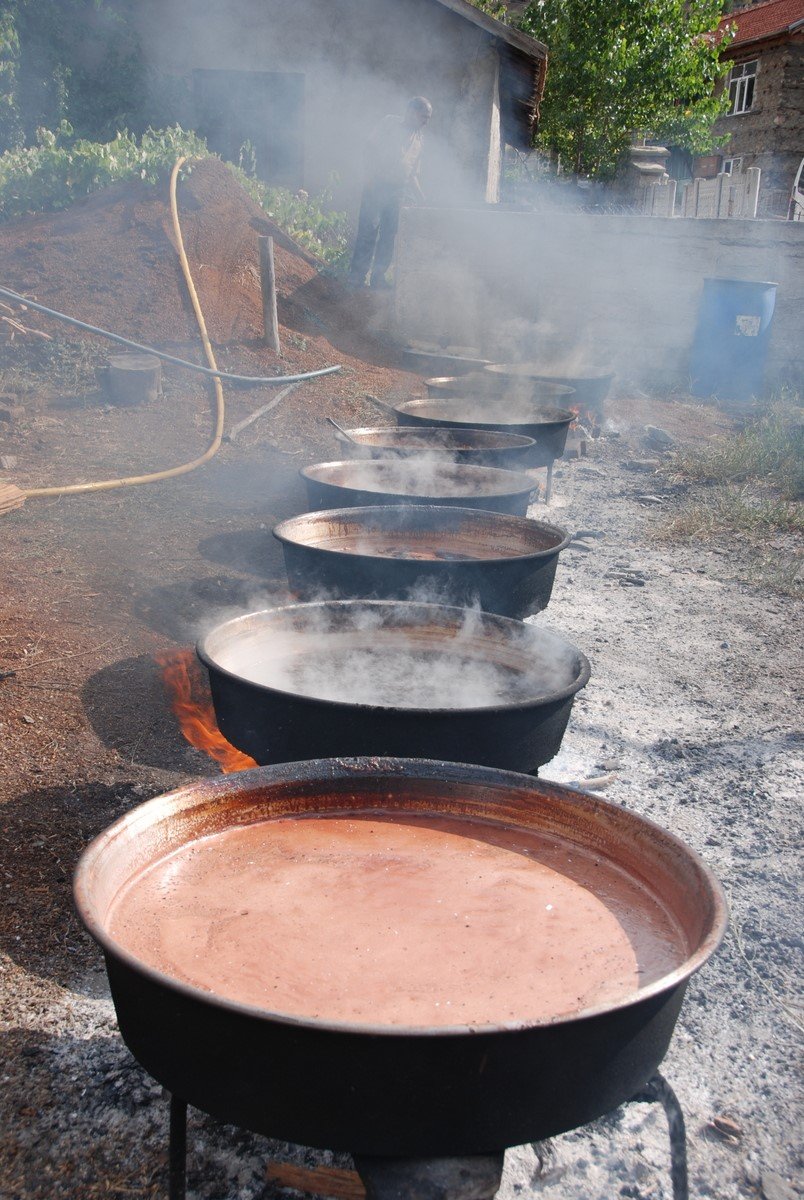 Topladıkları Kozalakları Kızgın Ateşte Saatlerce Kaynatarak Şifa Deposuna Dönüştürüyorlar