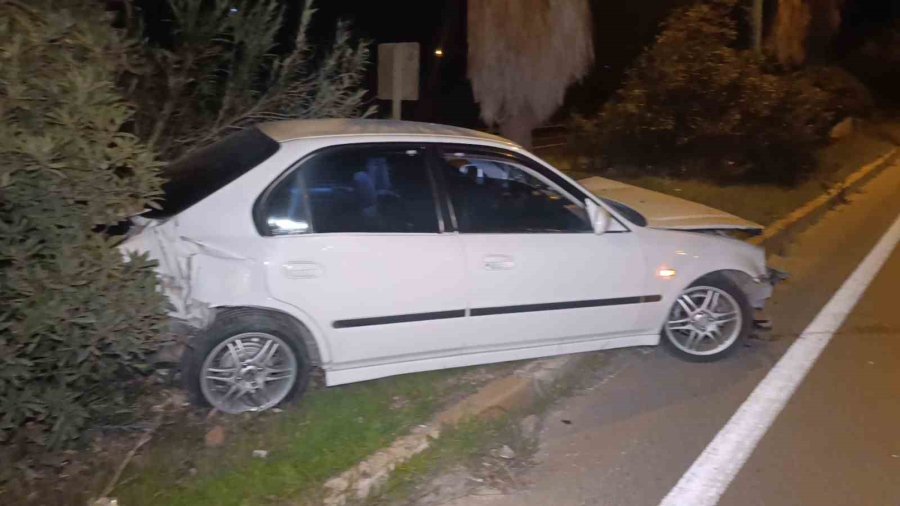 Kaza Yapan Otomobil Refüjde Terk Edilmiş Bulundu