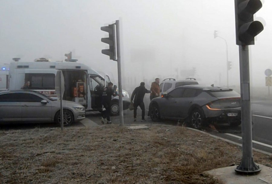 Aksaray’da 5 Araçlı Zincirleme ’sis’ Kazası: 1 Yaralı