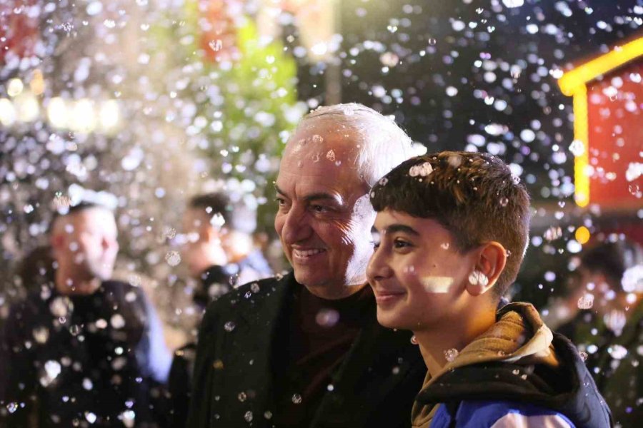 Kepez’de Yeni Yıl Heyecanı Suni Kar Yağışıyla Başladı