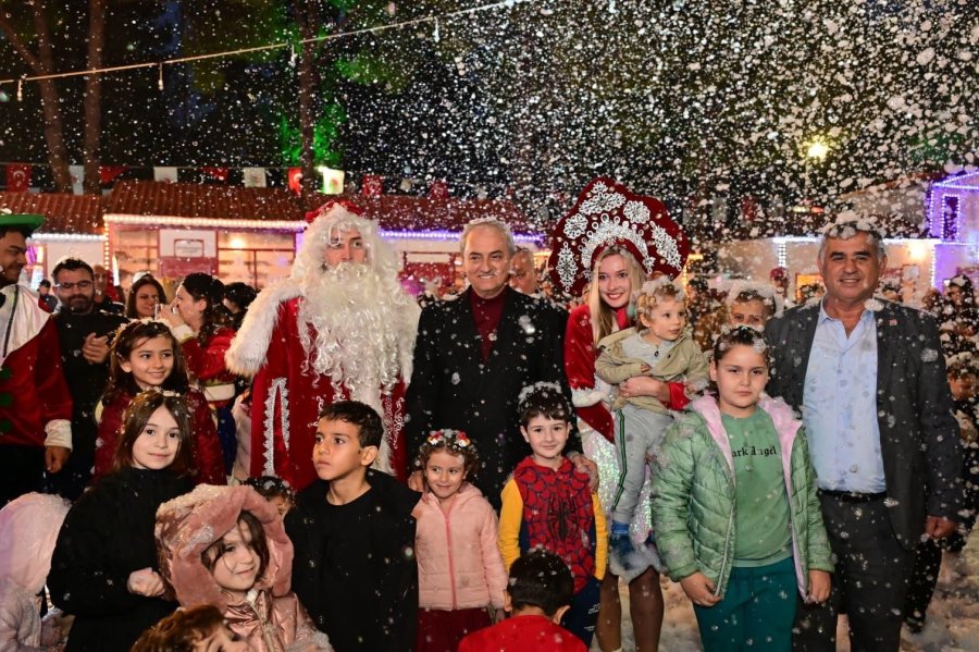 Kepez’de Yeni Yıl Heyecanı Suni Kar Yağışıyla Başladı