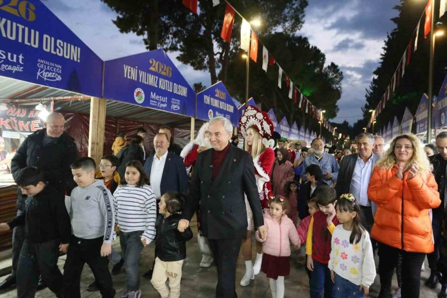 Kepez’de Yeni Yıl Heyecanı Suni Kar Yağışıyla Başladı