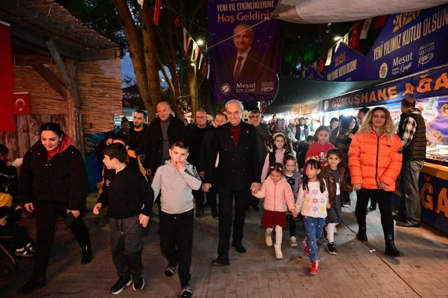 Kepez’de Yeni Yıl Heyecanı Suni Kar Yağışıyla Başladı