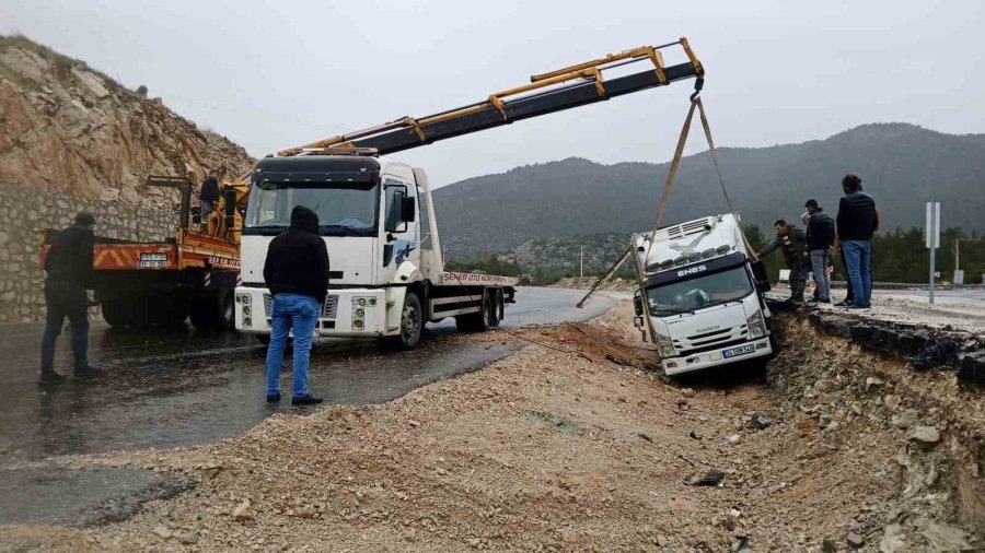Antalya’da Kamyon Devrildi, Sürücü Yaralandı
