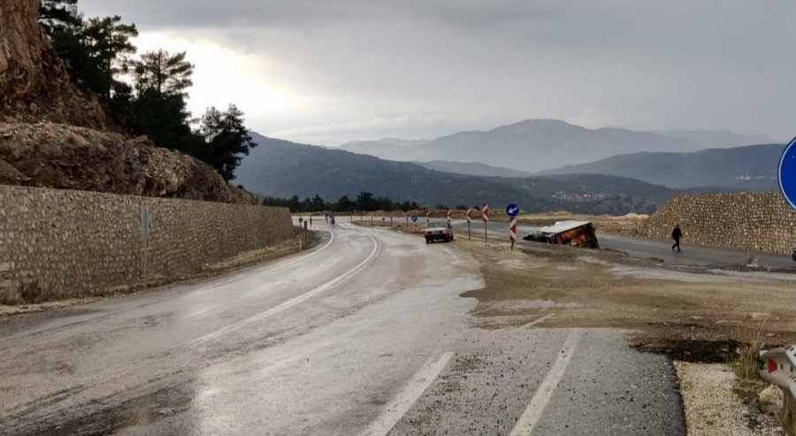 Antalya’da Kamyon Devrildi, Sürücü Yaralandı