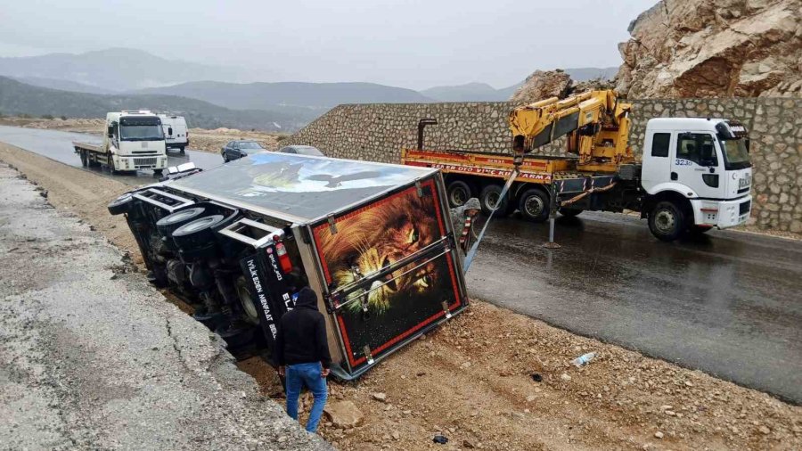 Antalya’da Kamyon Devrildi, Sürücü Yaralandı