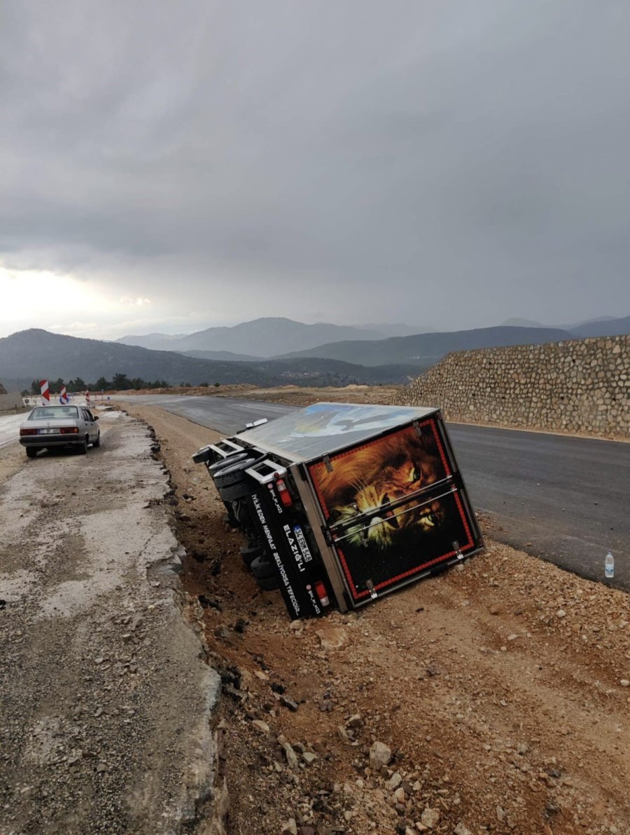 Antalya’da Kamyon Devrildi, Sürücü Yaralandı
