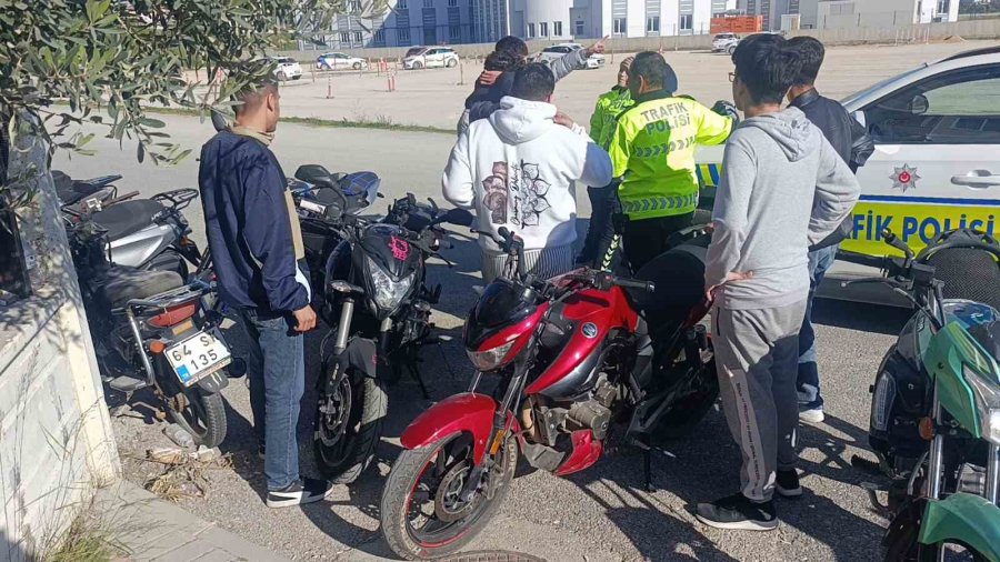 Küçük Kıza Çarpıp Kaçtı, Yüz Metre İleride Polise Yakalandı