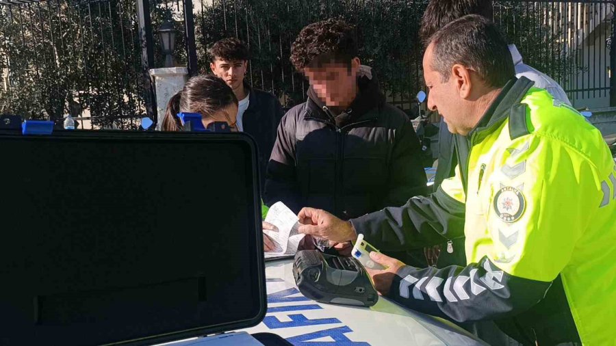 Küçük Kıza Çarpıp Kaçtı, Yüz Metre İleride Polise Yakalandı