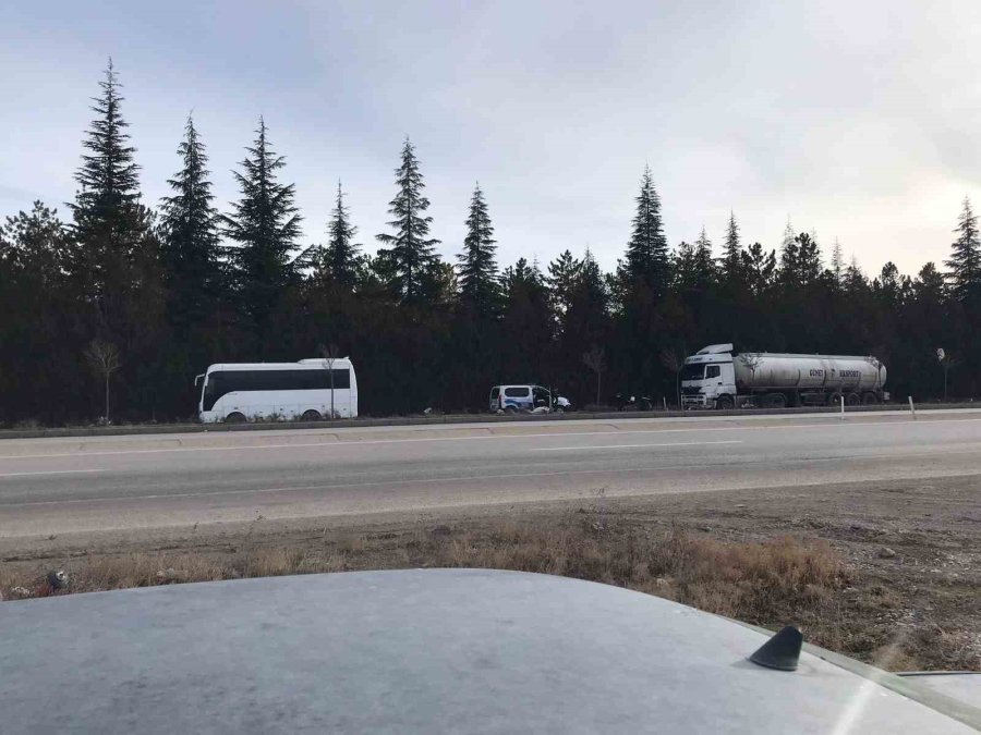 Park Halindeki Aracının Yanında Beklerken İşçi Servisi Çarptı