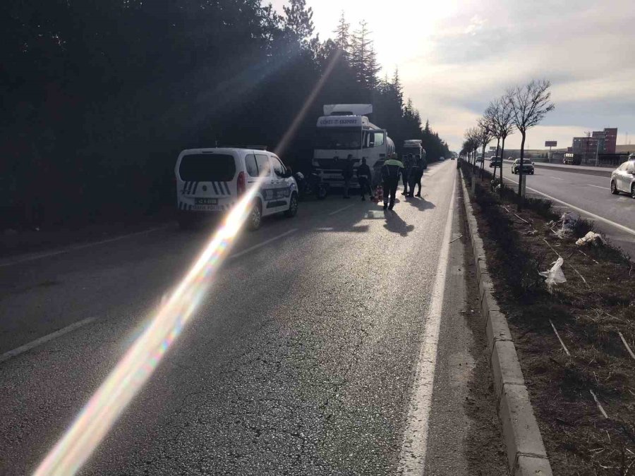 Park Halindeki Aracının Yanında Beklerken İşçi Servisi Çarptı